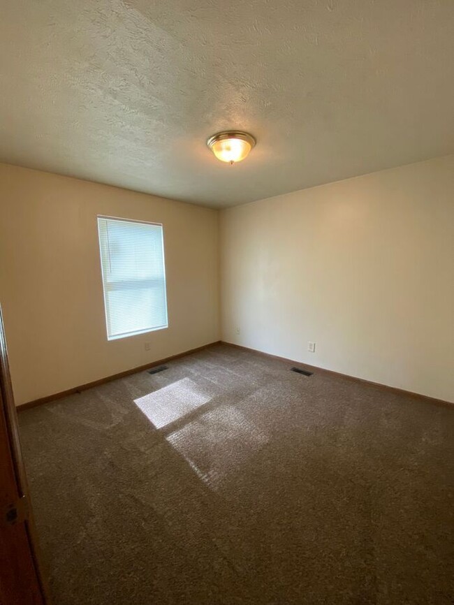 Building Photo - 2 Bedroom Apartment by the Maple Avenue Na...