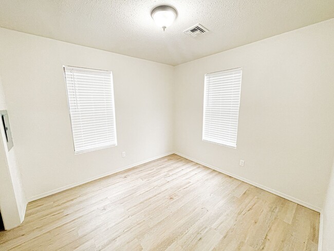 Building Photo - MOVE IN READY! Updated 2 Bed - 1 Bath NW OKC!