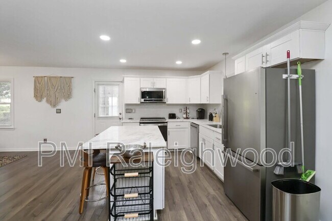 Building Photo - 5017 Gatewood Dr