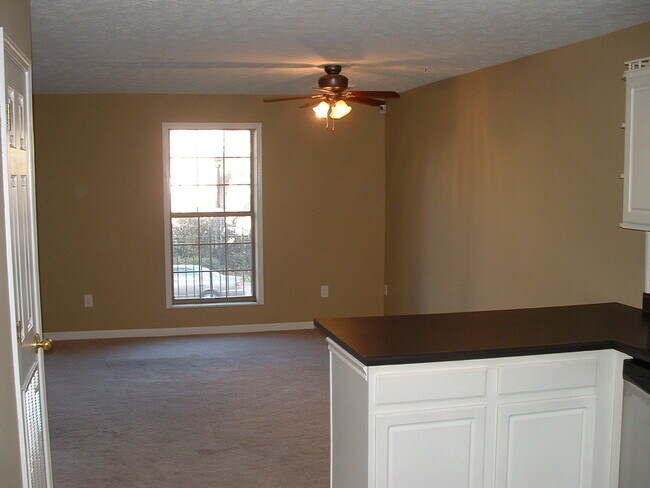 Building Photo - 3 Bed Condo Reduced to only $1,199/BR (Was $1,490)
