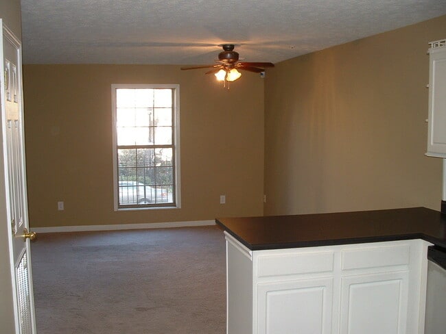 Building Photo - 3 Bed Condo Specially Priced at $1,199/BR (Was $1,490)