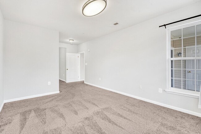 Building Photo - Great 2 Bedroom; 2 Bathroom condo in Manas...
