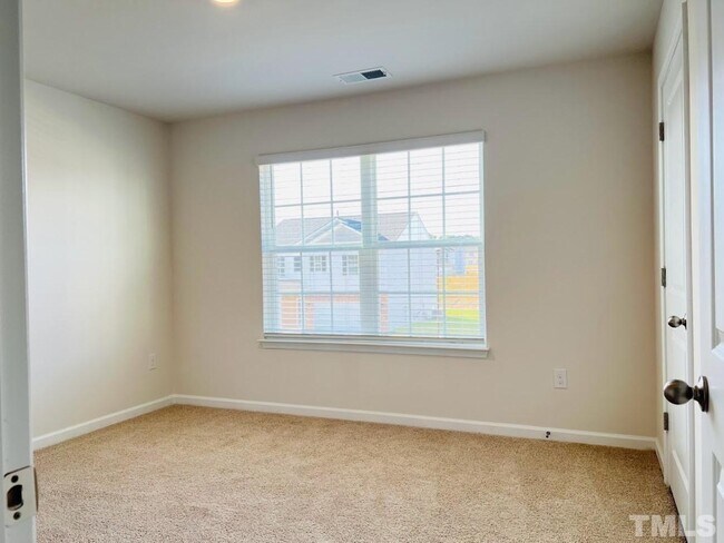 Building Photo - 5 Bedroom Single Family - Fuquay Varina