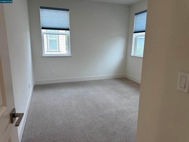 Building Photo - 110 Julia Lp