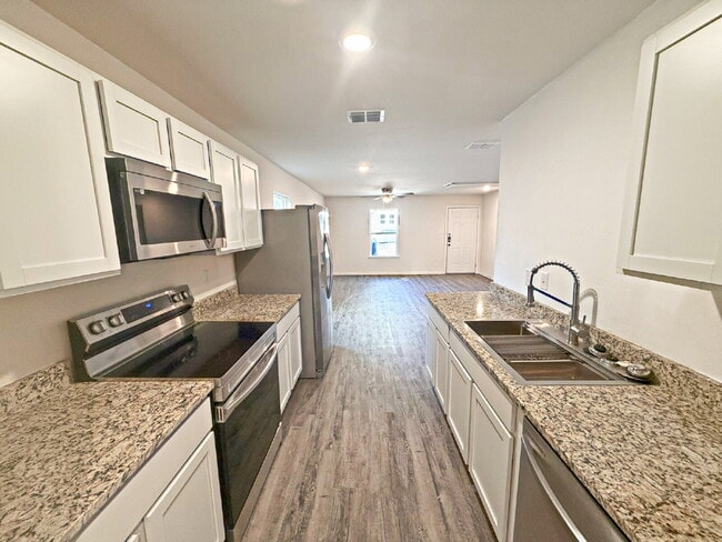 Building Photo - 2718 Bernuda, San Antonio, TX 78222