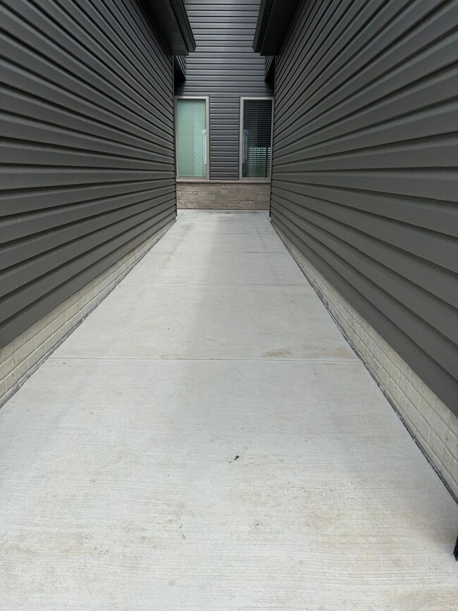 Building Photo - Brand New 2-story 3 bedroom/2.5 bath townh...
