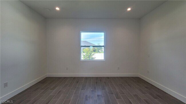 Building Photo - 424 SW 28th Ave