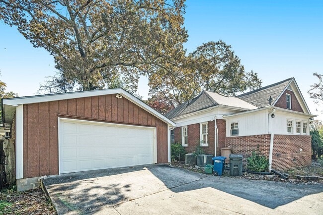 Building Photo - 5 bdrm, 3 bath in City of Decatur Schools.