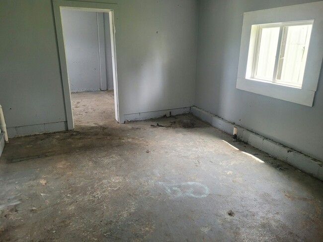 Building Photo - 1410 E Poplar St