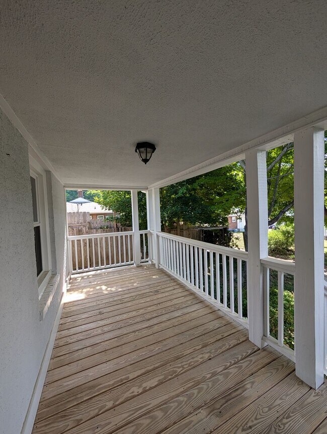 Building Photo - Swannanoa Bungalow!