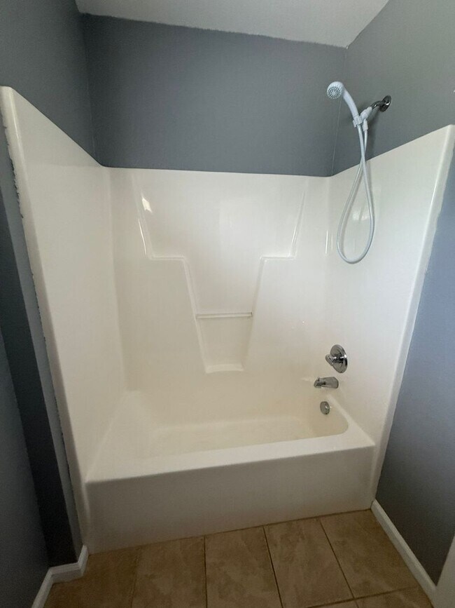 Building Photo - 4 bedroom 3 baths single family house clos...