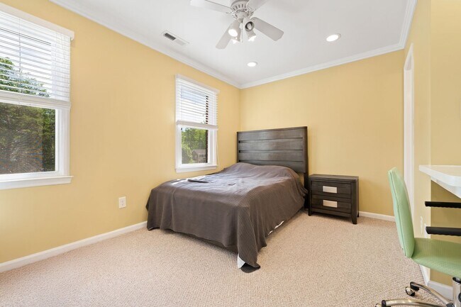 Building Photo - Sunlit Downing Creek townhome with private deck, open layout, and easy access to Duke, UNC, and RTP.