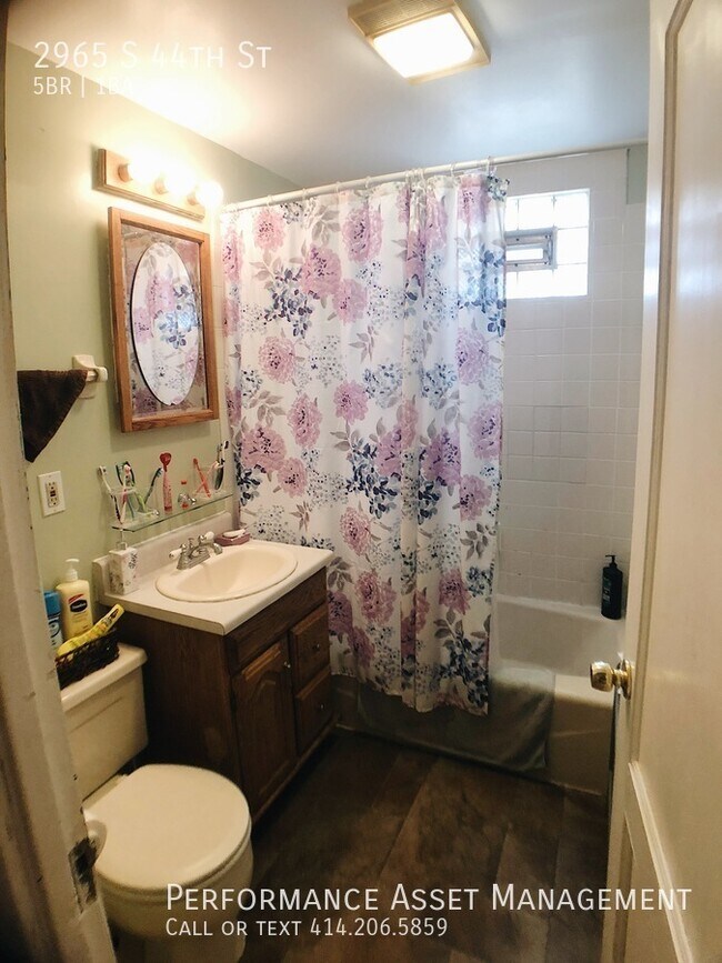 Building Photo - Stunning 5BD Unit with a Beautiful Backyard!