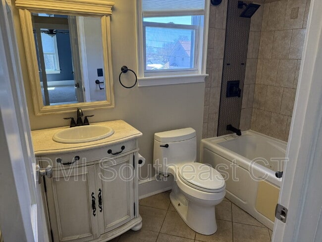 Building Photo - 86 School St