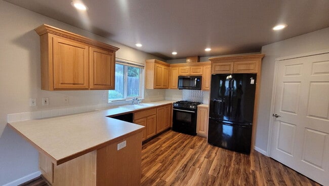 Building Photo - 310 Village Dr