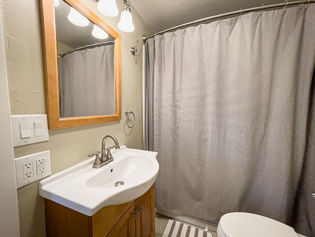 Building Photo - Kelsey's Cottage: Fully Furnished 2 bd/1ba Jacksonville Cottage, Large yard! $300 Utility Fee