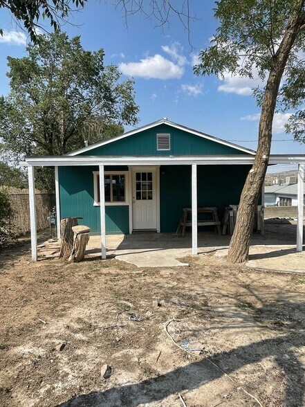 Front - 226 Viro Cir