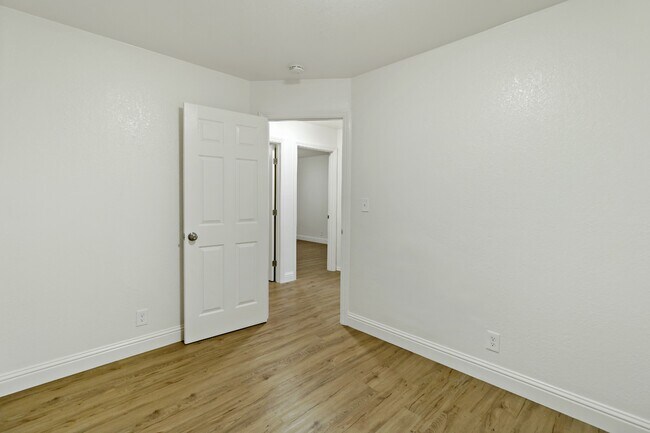 Building Photo - 804-810 Springs Rd