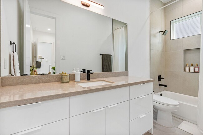 Building Photo - 3410 Baer St