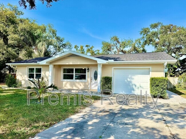 Building Photo - 2014 Pinehurst Dr