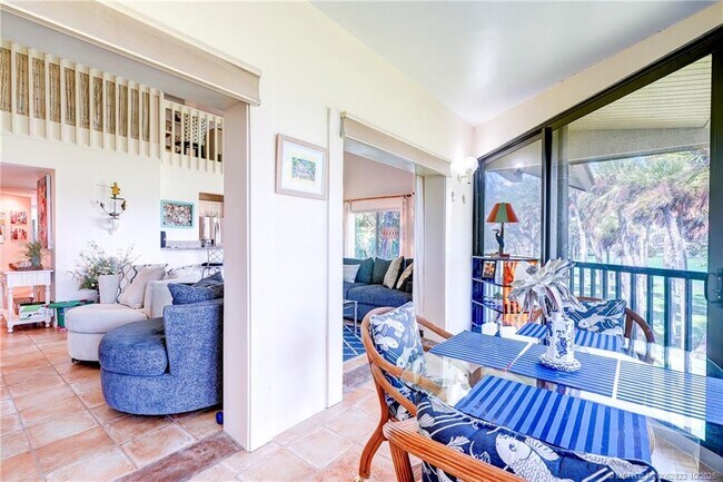 Building Photo - 233 NE Edgewater Dr