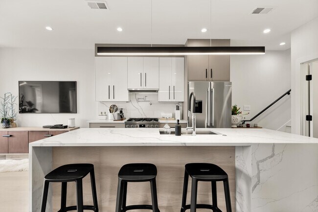 Building Photo - 2478 1/2 Ontario Road Northwest-SI ID1011218P