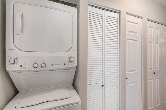 Building Photo - Updated 2 Bed 1 Bath Townhome in HAMPDEN VILLAS!