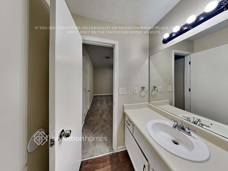 Building Photo - 1333 Regal Heights Dr