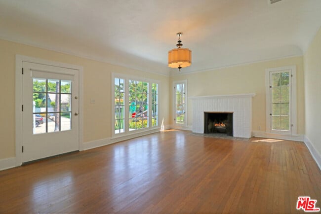 Building Photo - 523 N Gower St