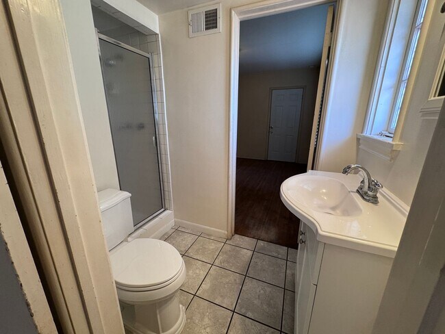 Building Photo - Beautiful 2 story 3 bedroom 2 bathroom home