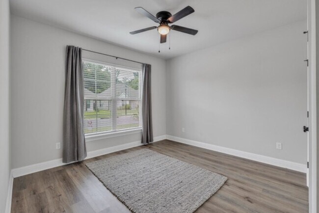 Building Photo - 4 Bedroom House Near LSU on Burbank