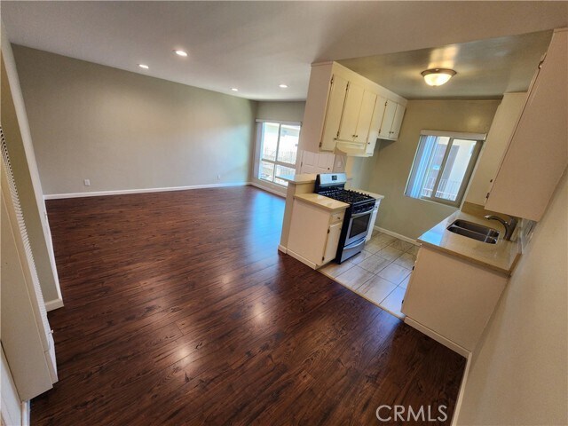 Building Photo - 7925 Vineland Ave