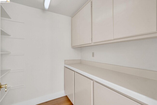 Building Photo - 5650 Edgeview Dr