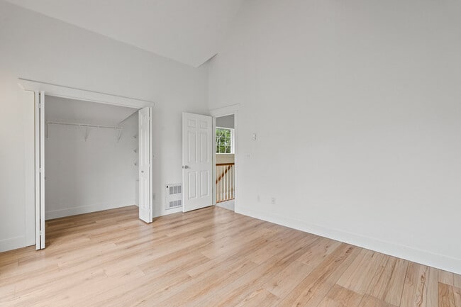 Building Photo - 910 N 74th St