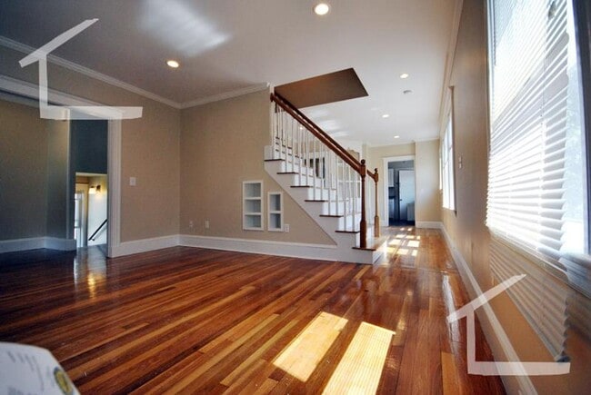 Building Photo - Huge, fully renovated 4 bed 2 bath duplex!