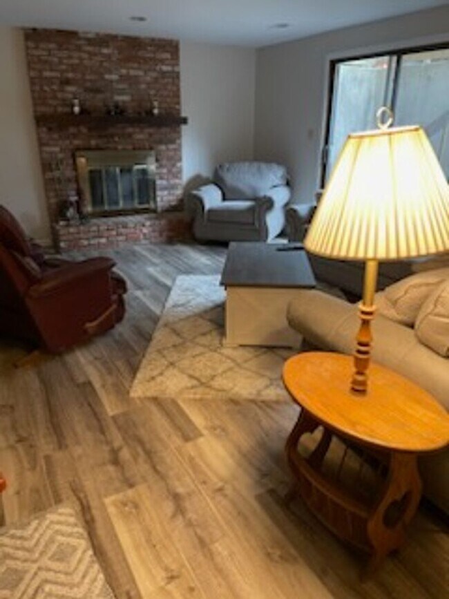 Building Photo - Large 4BR 3BTH 2car attached garage 1/2 du...