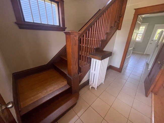 Building Photo - Three Bedroom East Hillside Home