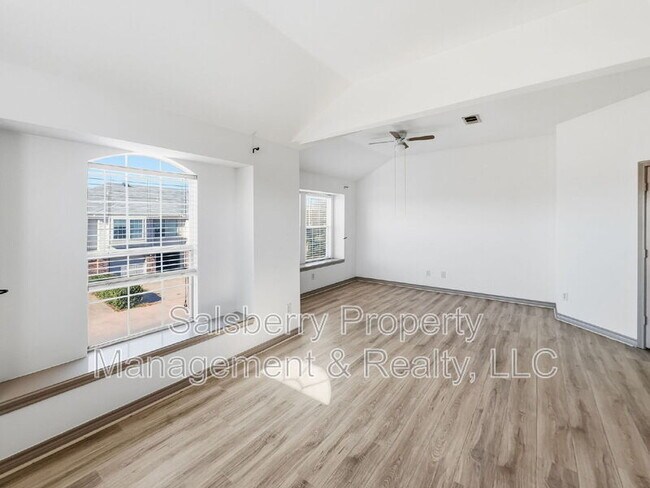 Building Photo - 3950 Seaside Ct