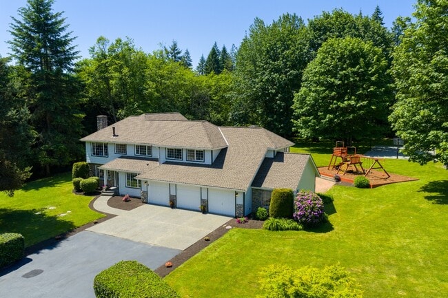 Primary Photo - Luxurious 4-Bedroom Family Home Minutes Aw...