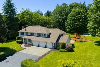 Building Photo - Luxurious 4-Bedroom Family Home Minutes Aw...
