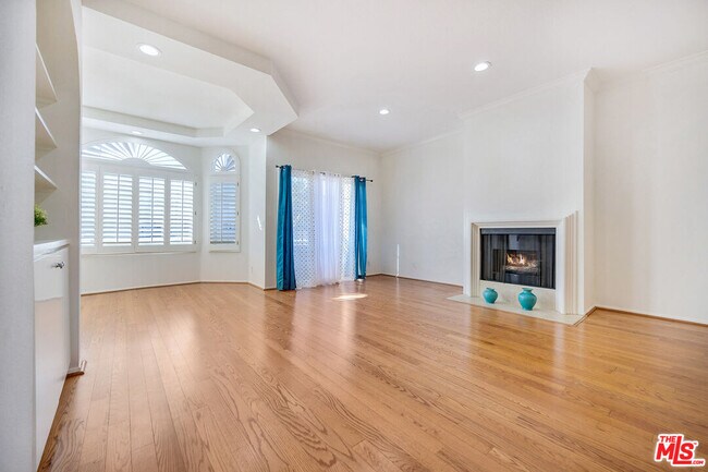 Building Photo - 14960 Dickens St