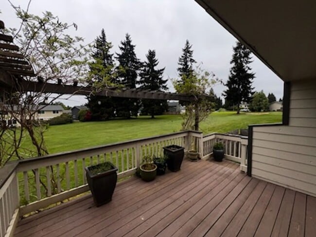 Building Photo - Condo with a golf course view