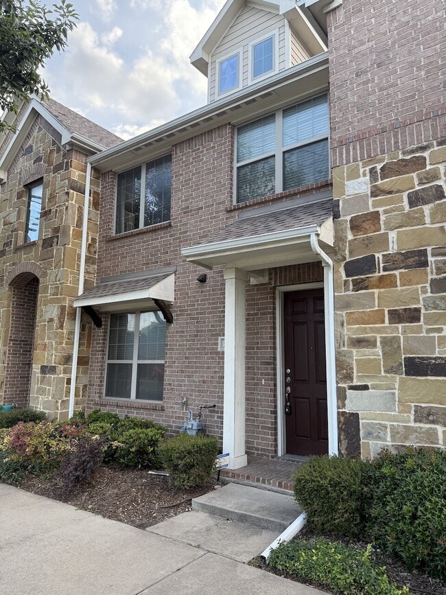Building Photo - Come see this Townhome in such a great area.