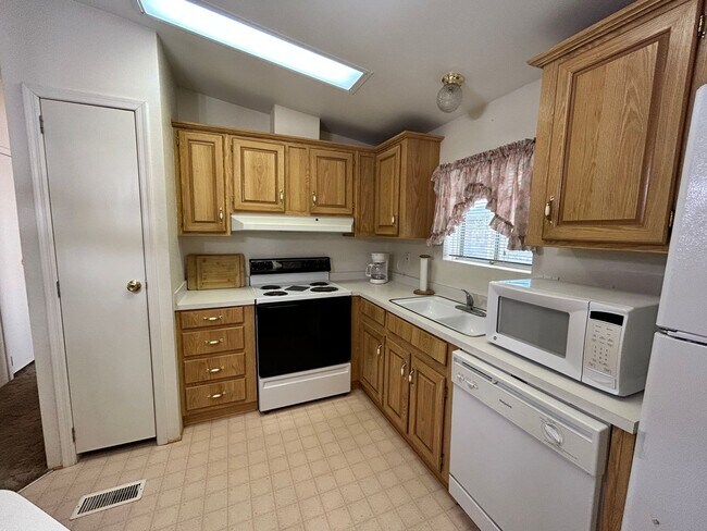 Building Photo - Charming 2-Bedroom 2-Bathroom Furnished Ma...