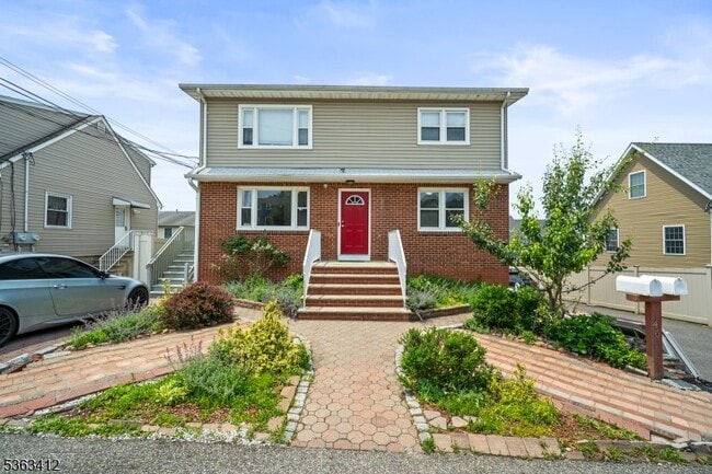 Primary Photo - 46 Bush Ave