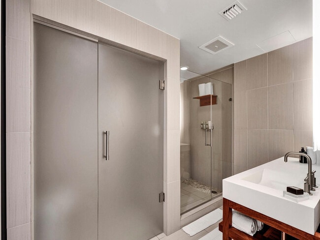 Building Photo - 3101 Bayshore Dr