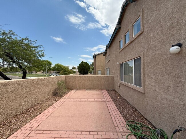Building Photo - Beautiful 2-story townhouse located in a s...