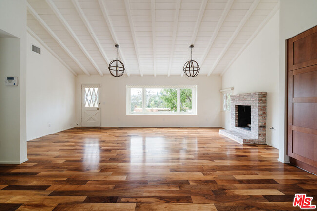 Building Photo - 2850 Nichols Canyon Rd