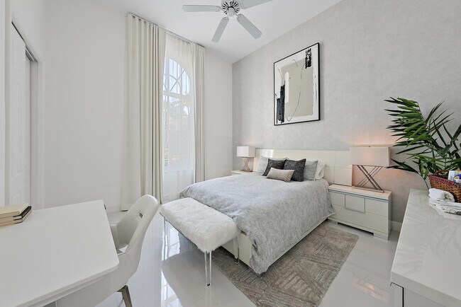 Building Photo - 8988 Lakes Blvd