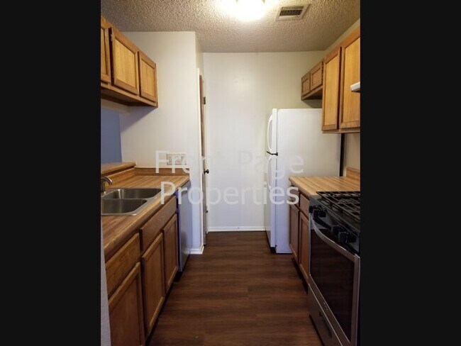 Building Photo - 740 Simonetti Dr